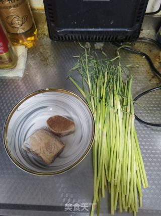 蒜苔炒肉的做法步骤：1