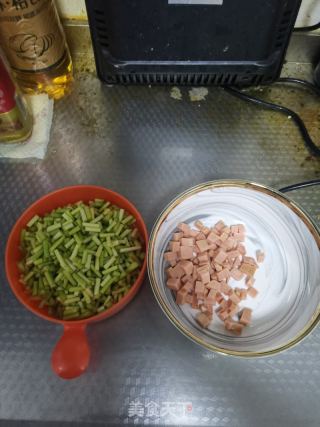蒜苔炒肉的做法步骤：2