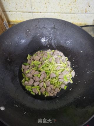 蒜苔炒肉的做法步骤：4