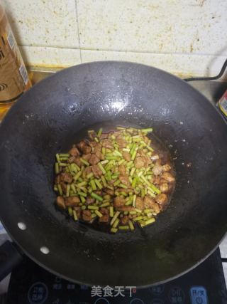 蒜苔炒肉的做法步骤：5