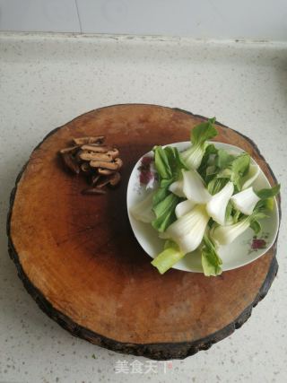 油菜炒香菇的做法步骤：1