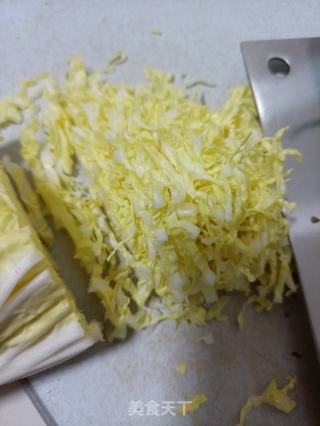油渣虾皮拌白菜的做法步骤：1