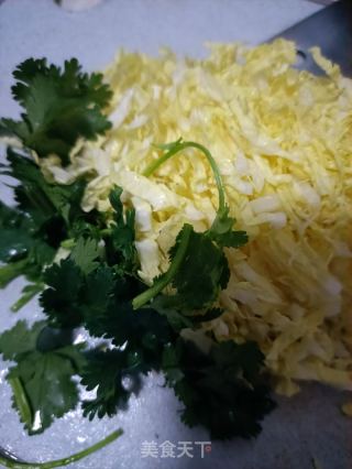 油渣虾皮拌白菜的做法步骤：2