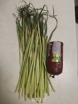 蒜苔炒火腿肠的做法步骤：1