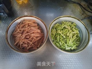 蒜苔炒火腿肠的做法步骤：2