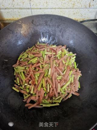 蒜苔炒火腿肠的做法步骤：5