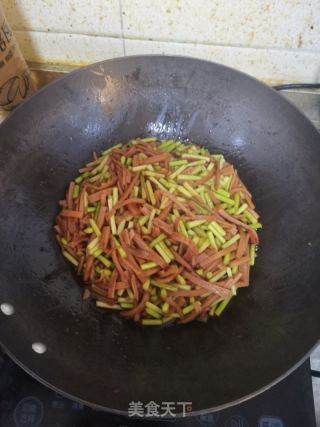 蒜苔炒火腿肠的做法步骤：6