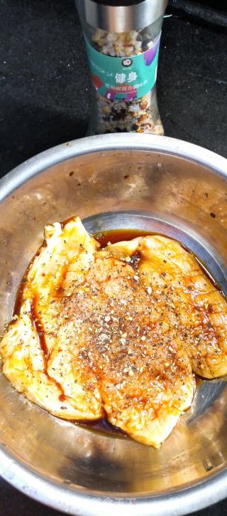 香煎鸡胸肉的做法步骤：2