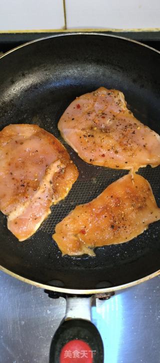 香煎鸡胸肉的做法步骤：3