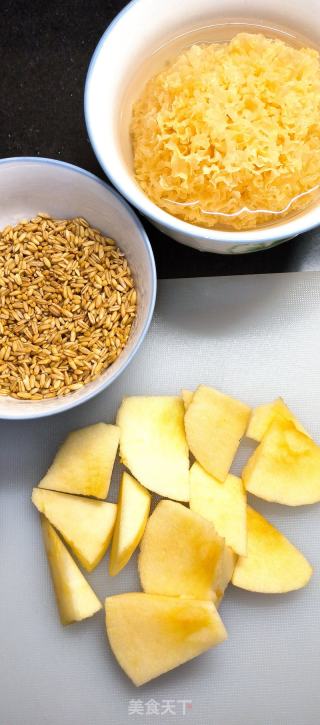苹果银耳燕麦米糊的做法步骤：1