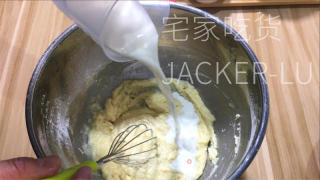 桂花蜜古早蛋糕，烤的时候满屋桂花香气和奶香味，超级诱人。的做法步骤：4