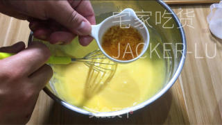 桂花蜜古早蛋糕，烤的时候满屋桂花香气和奶香味，超级诱人。的做法步骤：6