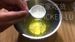 桂花蜜古早蛋糕，烤的时候满屋桂花香气和奶香味，超级诱人。的做法步骤：8