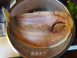 酱炖踏板鱼的做法步骤：4