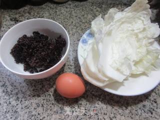 鸡蛋大白菜炒黑米饭的做法步骤：1