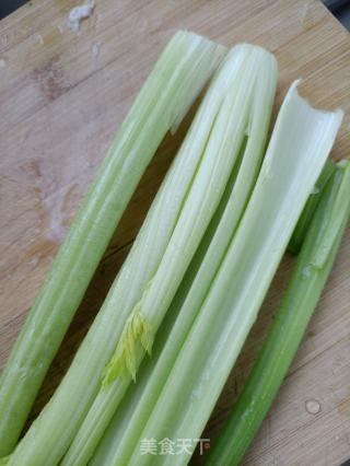 精肉拌西芹的做法步骤：1