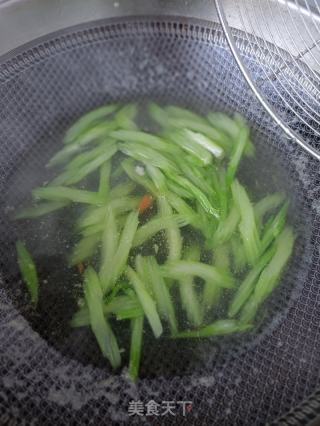 精肉拌西芹的做法步骤：6
