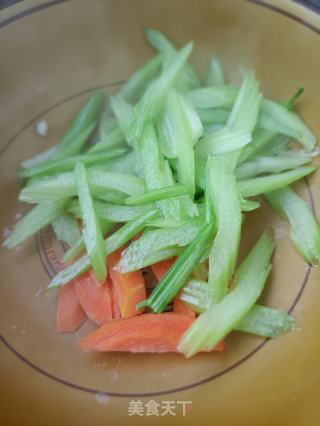 精肉拌西芹的做法步骤：7