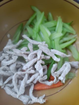 精肉拌西芹的做法步骤：10