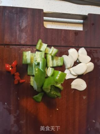 辣椒炒红蘑的做法步骤：2