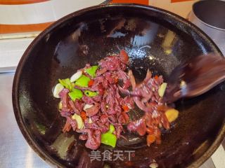 辣椒炒红蘑的做法步骤：8