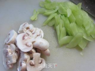 蘑菇瘦肉片炒莴笋的做法步骤：2