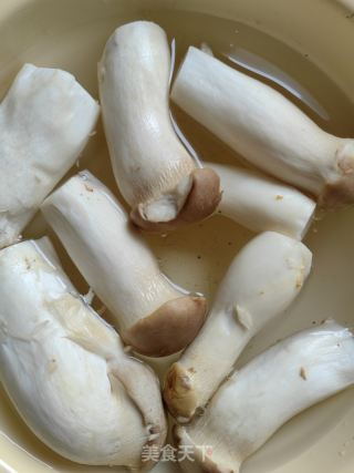 香辣杏鲍菇的做法步骤：1