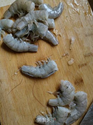 虾肉炒花菜的做法步骤：2