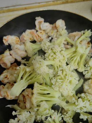 虾肉炒花菜的做法步骤：7