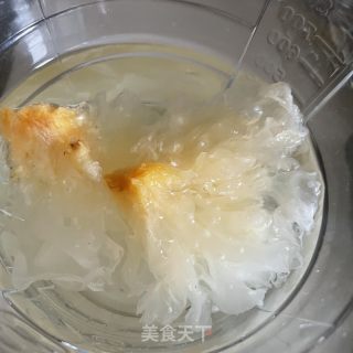 银耳红萝卜汤的做法步骤：1