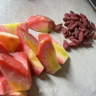银耳红萝卜汤的做法步骤：2