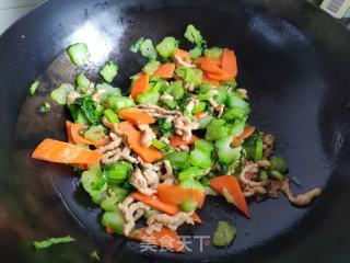 胡萝卜芥菜炒肉丝的做法步骤：6