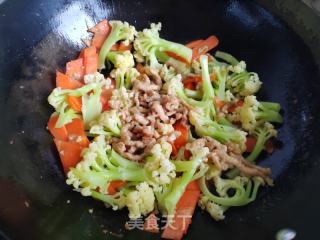 松花菜胡萝卜炒肉丝的做法步骤：8