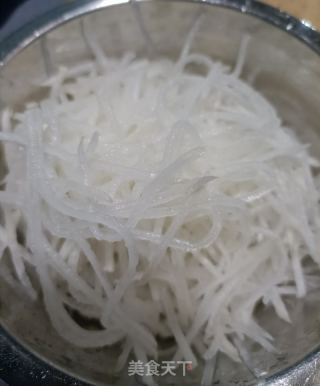 双色萝卜鲜贝汤的做法步骤：1