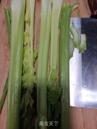 肉片炒西芹的做法步骤：1