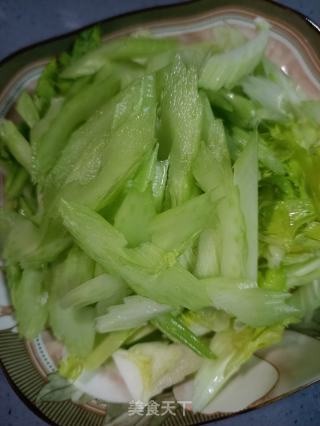 肉片炒西芹的做法步骤：2