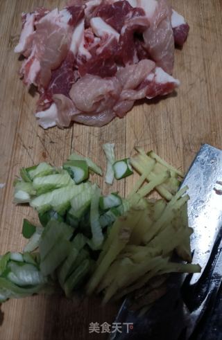 肉片炒西芹的做法步骤：3