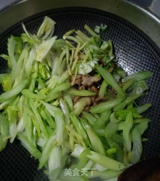 肉片炒西芹的做法步骤：8