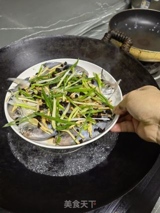 清蒸小白鲳鱼的做法步骤：4