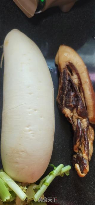 腊肉焖白萝卜的做法步骤：1