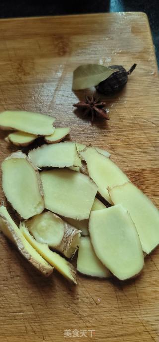 老姜黑芝麻油焖鸭肉的做法步骤：2