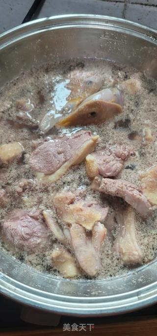 老姜黑芝麻油焖鸭肉的做法步骤：3