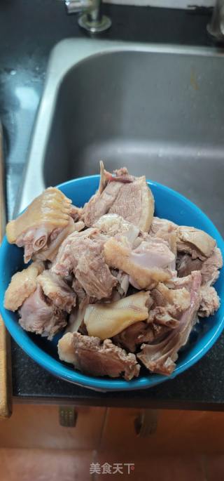 老姜黑芝麻油焖鸭肉的做法步骤：4