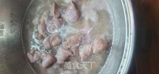 石斛莲子瘦肉汤的做法步骤：2
