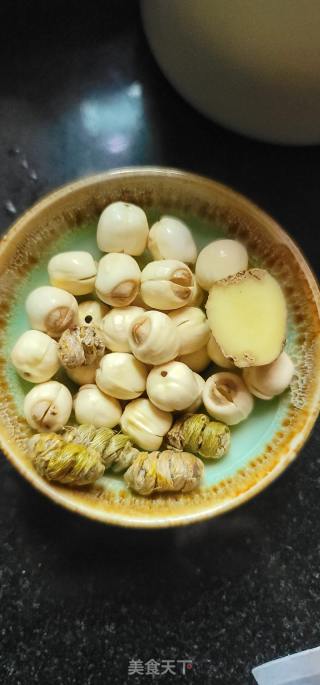 石斛莲子瘦肉汤的做法步骤：3