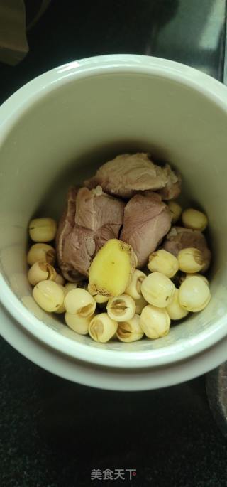 石斛莲子瘦肉汤的做法步骤：4
