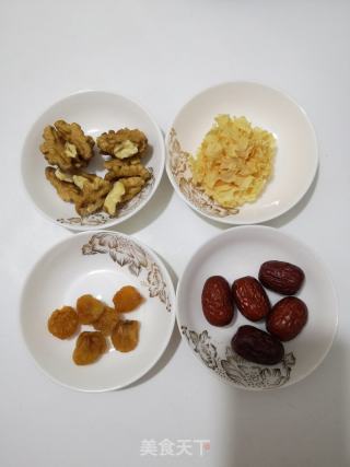 银耳核桃龙眼肉汤的做法步骤：1