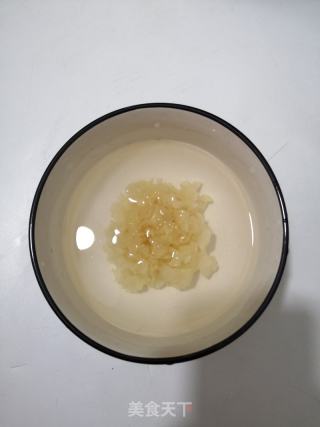 银耳核桃龙眼肉汤的做法步骤：2