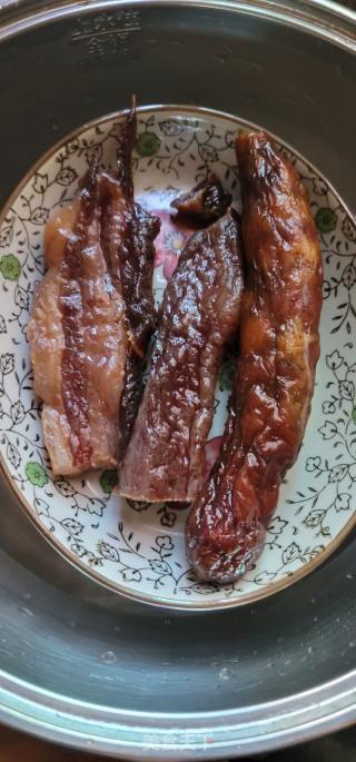 广味腊肉拼麻香腊肠的做法步骤：2