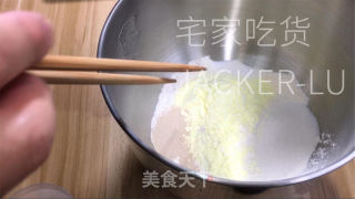 奶酥吐司，绵软拉丝口感如云朵一般，甜蜜奶酥，让整体风味更上一层。的做法步骤：2